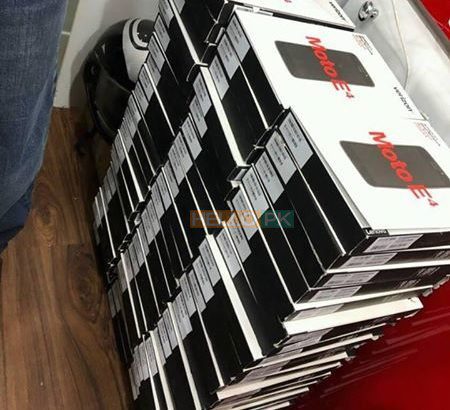 Samsung Motorola Mobiles Stock