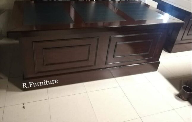 EXECUTIVE OFFICE TABLE 3/6 foot