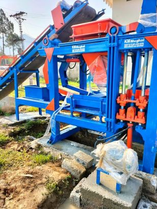 Concrete tiles making machine