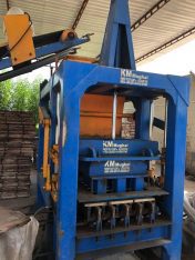 Concrete tiles making machine