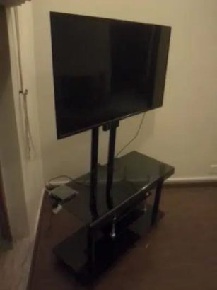 TCL led screen 44 inch