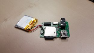 Universal MP3 Player+2 GB MMC+0.5 A Charger+Cable+H-Free